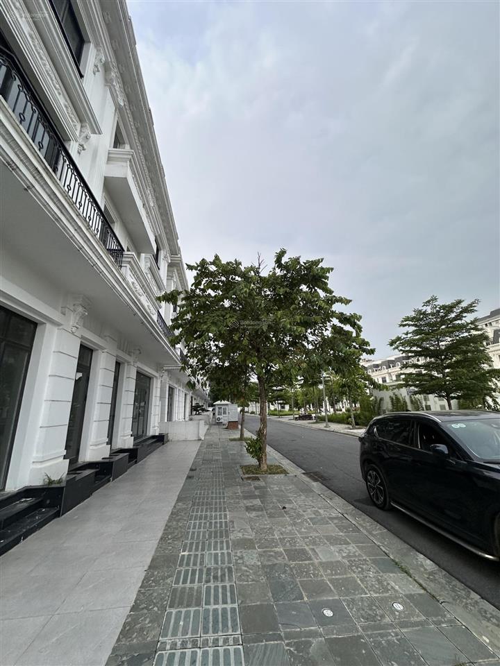 Cần cho thuê căn biệt thự góc 120m hướng đông nam nhà 4 tầng 1 tum flc premier parc