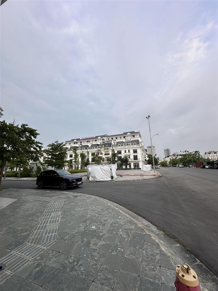 Cần cho thuê căn biệt thự góc 120m hướng đông nam nhà 4 tầng 1 tum flc premier parc
