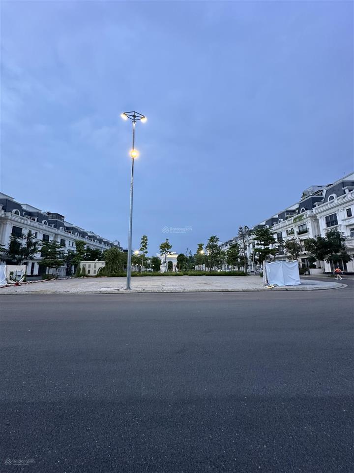 Cần cho thuê căn biệt thự góc 120m hướng đông nam nhà 4 tầng 1 tum flc premier parc