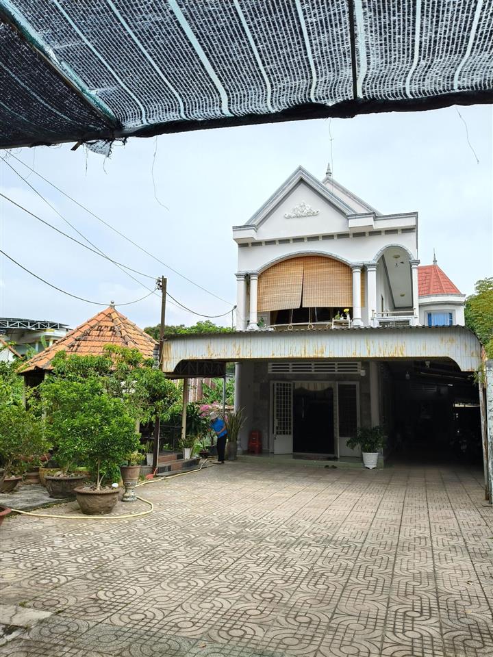 Nhà sân vườn mặt tiền cách mạng tháng 8