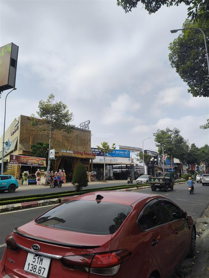 Nhà sân vườn mặt tiền cách mạng tháng 8