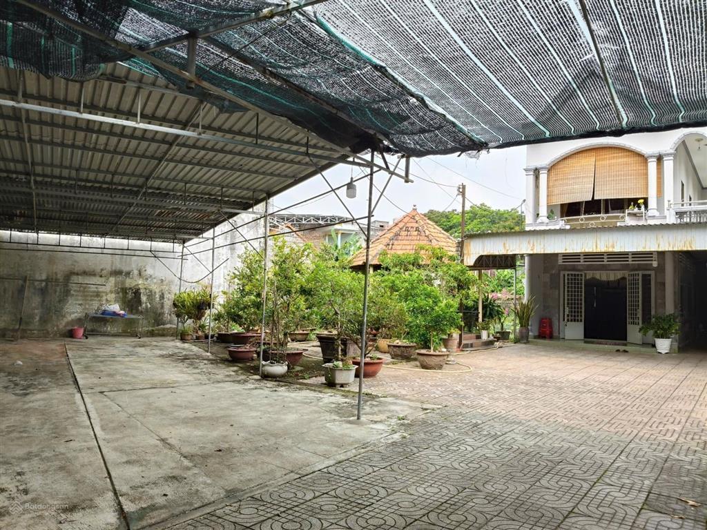 Nhà sân vườn mặt tiền đường cách mạng tháng 8