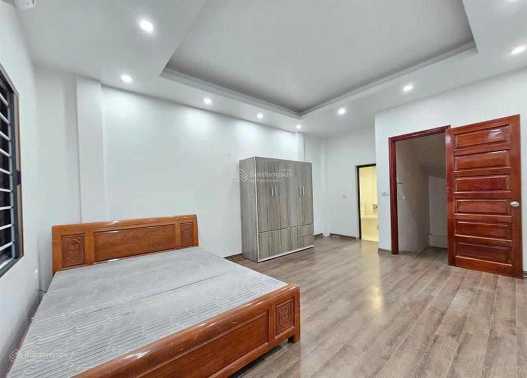 Cần bán gấp nhà thạch bàn 33m 5 tầng mt4m ngõ thông, gần ô tô giá 7,6 tỷ