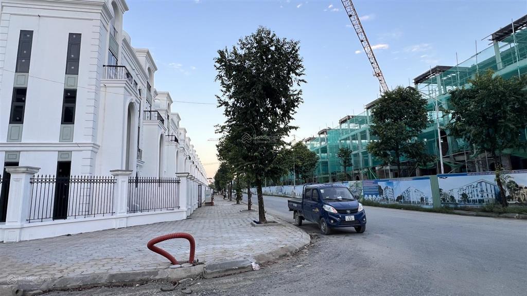 Biệt thự khu b giá hời. diện tích 230m². gần trường liên cấp quốc tế. gần hồ 12ha, đường 3 xe tránh