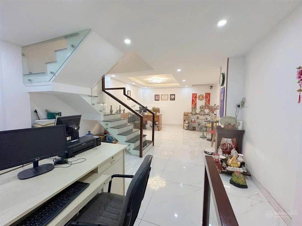 Bán nhà bình thạnh  xe hơi đỗ cửa  50m² (4,6 x 12)  4 tầng  ngay gần chợ bà chiểu