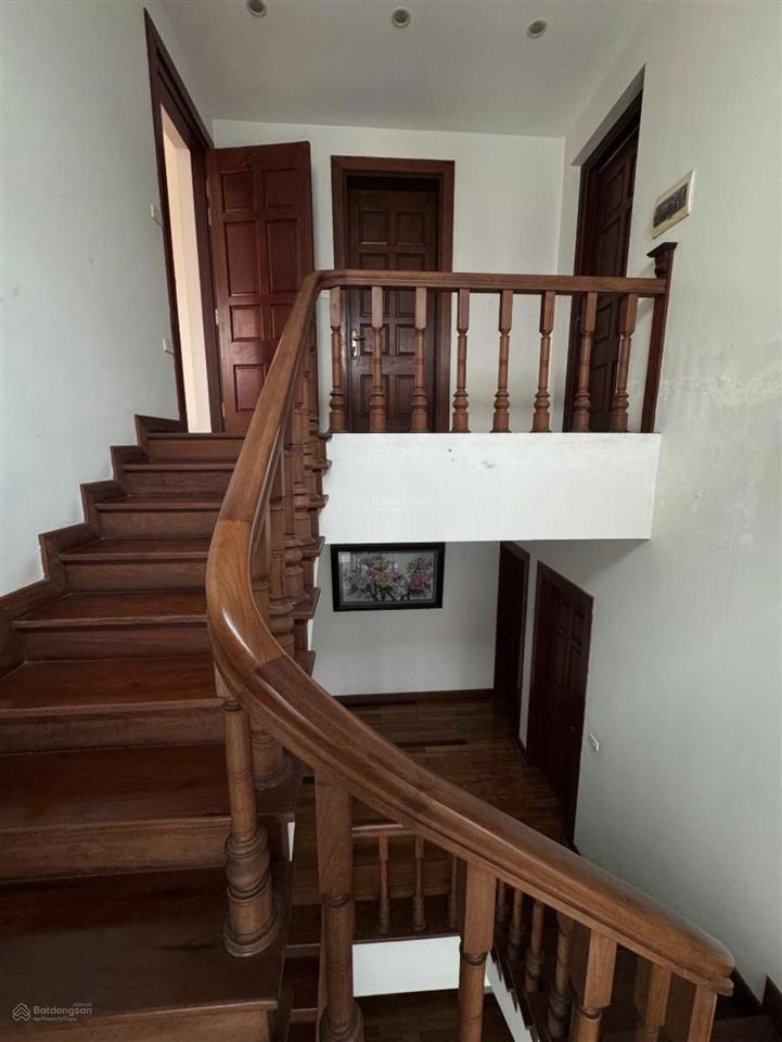 Biệt thự dtm dịch vọng  trục chính  đường rộng, thoáng  306m2 x 4t 1 hầm ở sướng giá 130 tỷ tl.