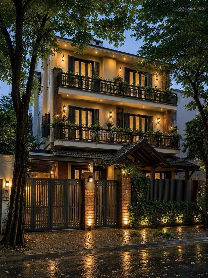 Nhà kín  biệt thự đơn lập dịch vọng, mặt phố thọ tháp  185m2  đẹp long lanh không lỗi lầm, 99 tỷ