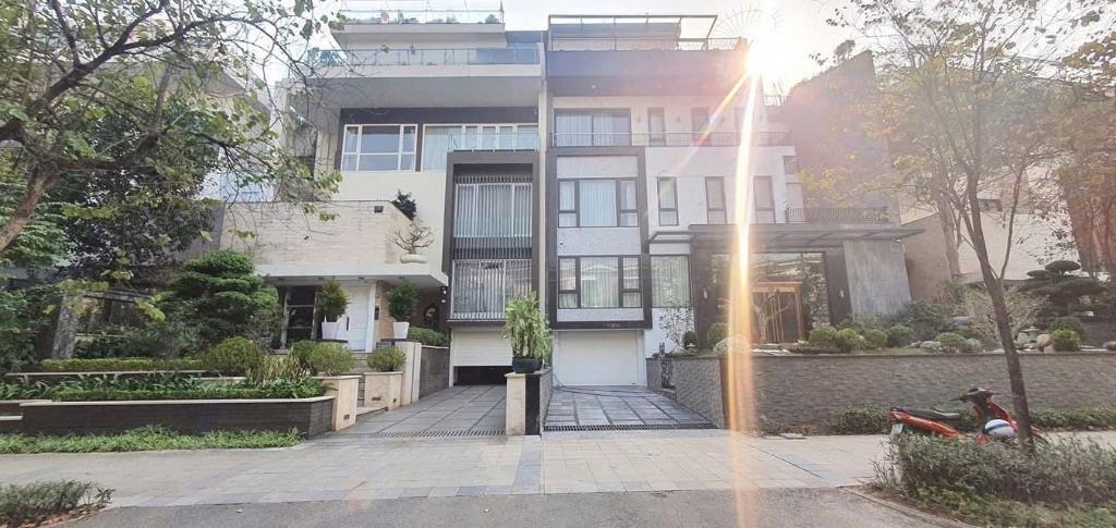 Bán biệt thự khu Q Ciputra, View sân Golf, Sông, 410m2 x 5 tầng, Nội thất đẹp 196 tỷ