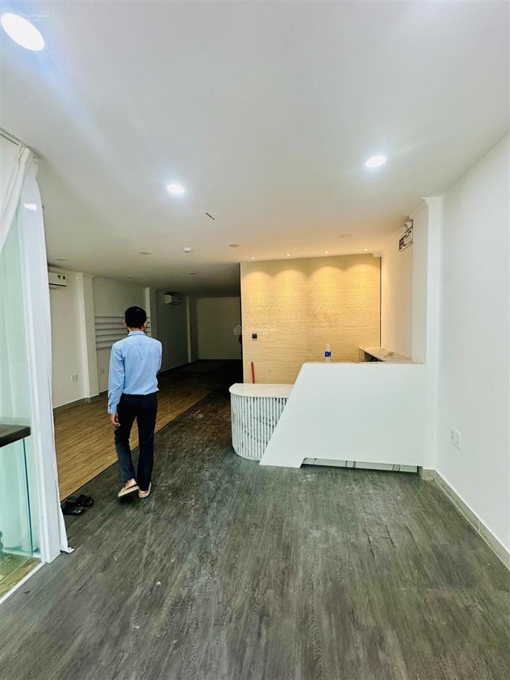 Cho thuê nhà mặt phố trường sa, 110 triệu, 120m2, hầm trệt lửng 3 lầu trống suốt (tm, pccc đầy đủ)