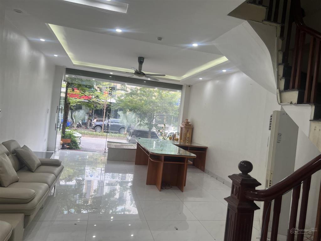 Cho thuê tầng 1 làm văn phòng mặt đường 25m kđt thanh hà