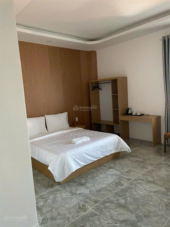 Bán khách sạn 2 mặt tiền 6 tầng đang cho thuê 120tr/tháng