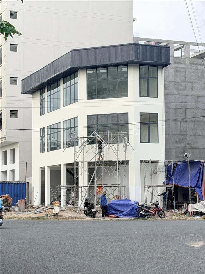 Cho thuê nhà góc 2 mt nguyễn văn kỉnh và đặng như mai dt sàn 300m2, trệt, 3 tầng giá 75tr/tháng