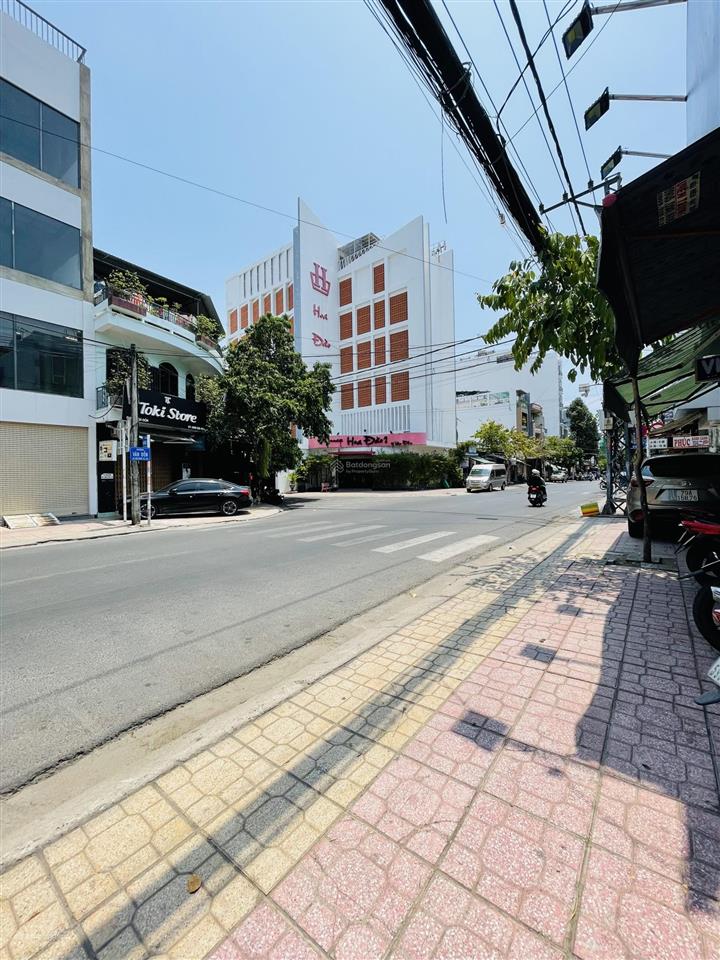 Nhà mặt tiền tản viên trung tâm bàn cờ phố nha trang