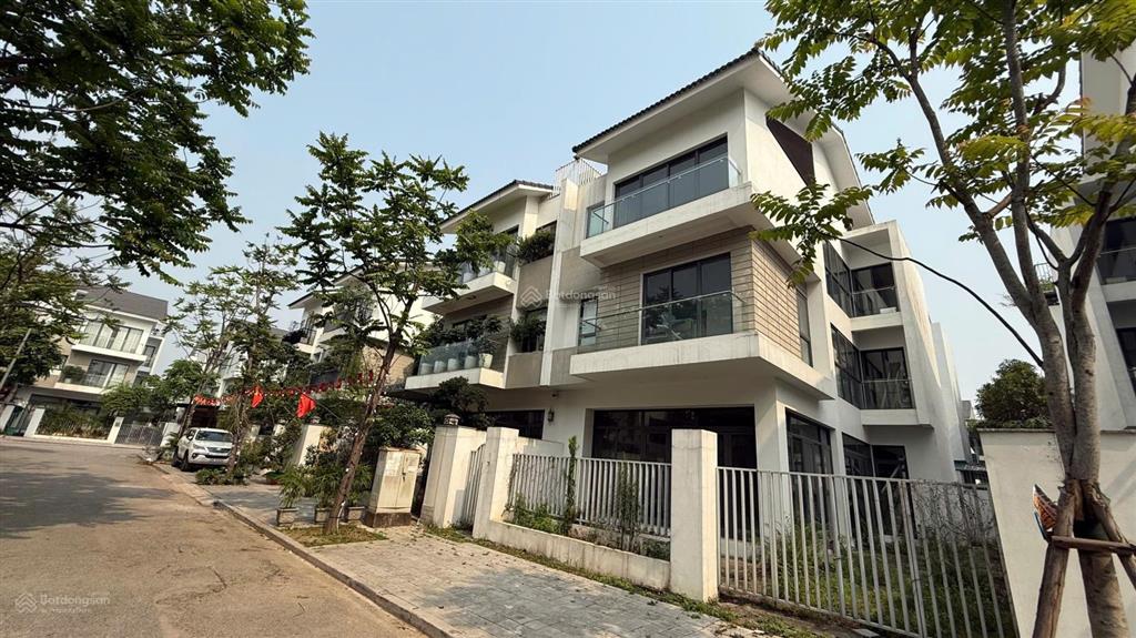 Bán biệt thự 200m2, ngay cạnh công viên cây đàn, sát vành đai 4. giá siêu rẻ