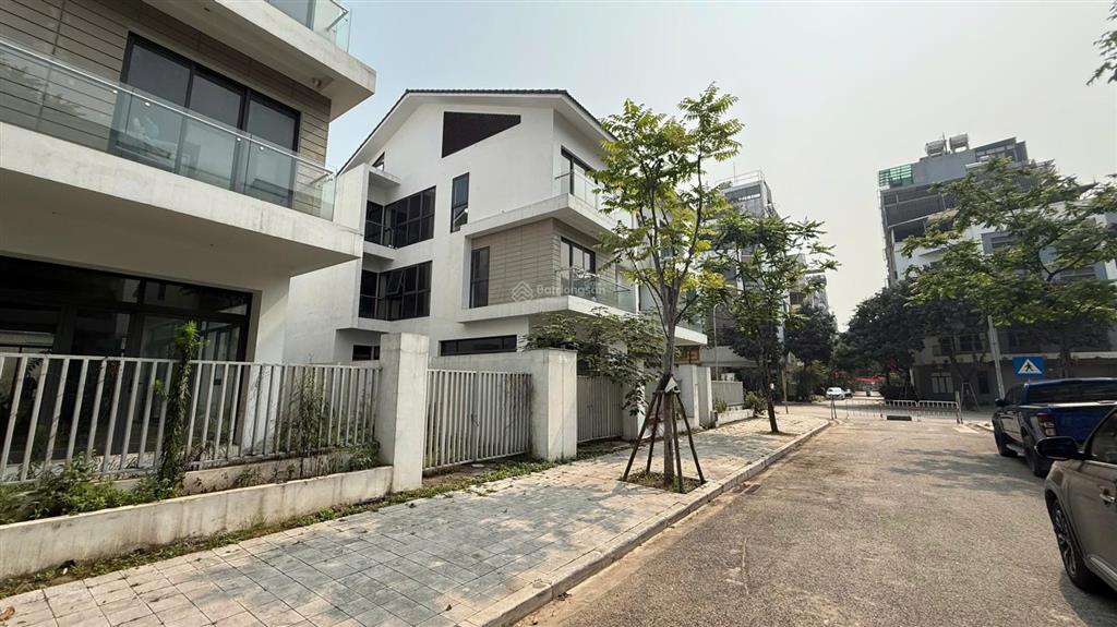 Bán biệt thự 200m2, ngay cạnh công viên cây đàn, sát vành đai 4. giá siêu rẻ