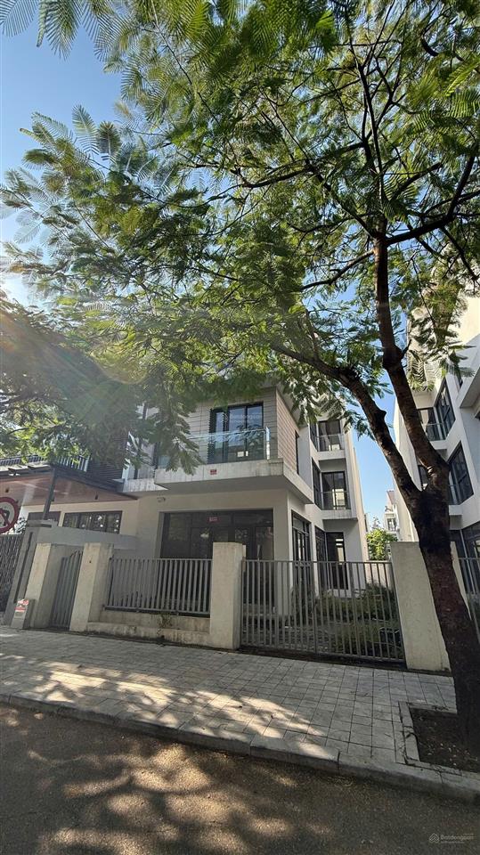 Bán căn an vượng 180m2 đẹp ko lỗi lầm. giá 37 tỷ, gần công viên