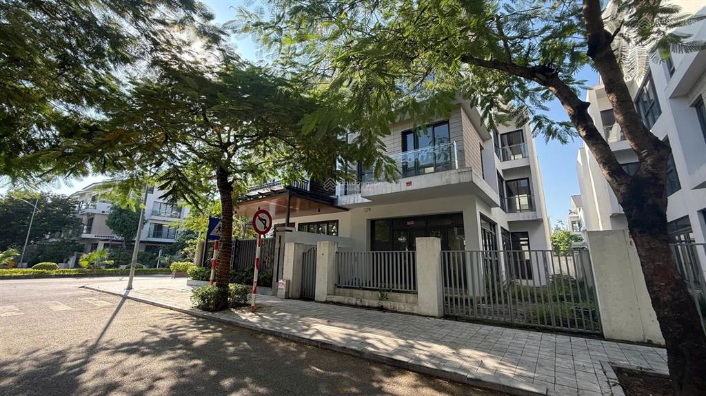 Bán căn an vượng 180m2 đẹp ko lỗi lầm. giá 37 tỷ, gần công viên