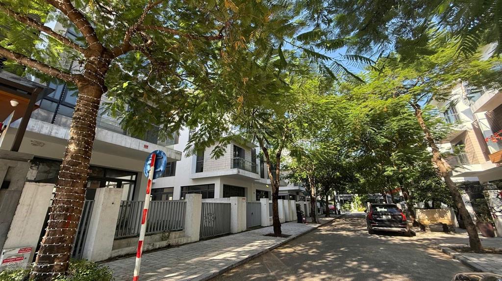 Bán căn an vượng 180m2 đẹp ko lỗi lầm. giá 37 tỷ, gần công viên