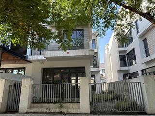 Bán căn an vượng 180m2 đẹp ko lỗi lầm. giá 37 tỷ, gần công viên