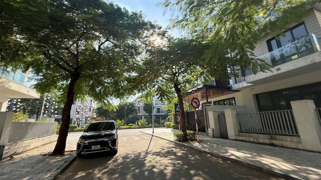 Bán căn an vượng 180m2 đẹp ko lỗi lầm. giá 37 tỷ, gần công viên