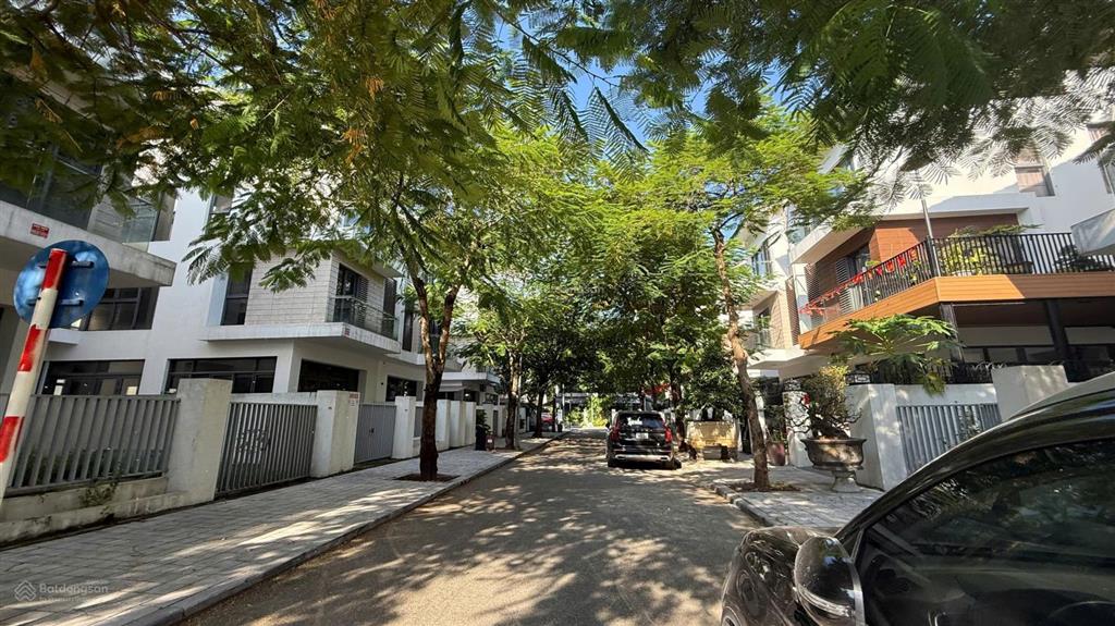 Bán căn an vượng 180m2 đẹp ko lỗi lầm. giá 37 tỷ, gần công viên