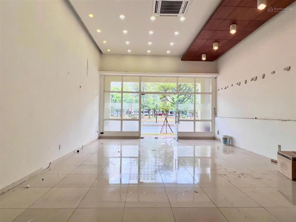 Cho thuê mặt bằng tầng trệt và lửng ngay mặt tiền nhà phố kinh doanh mỹ hưng, nguyễn văn linh