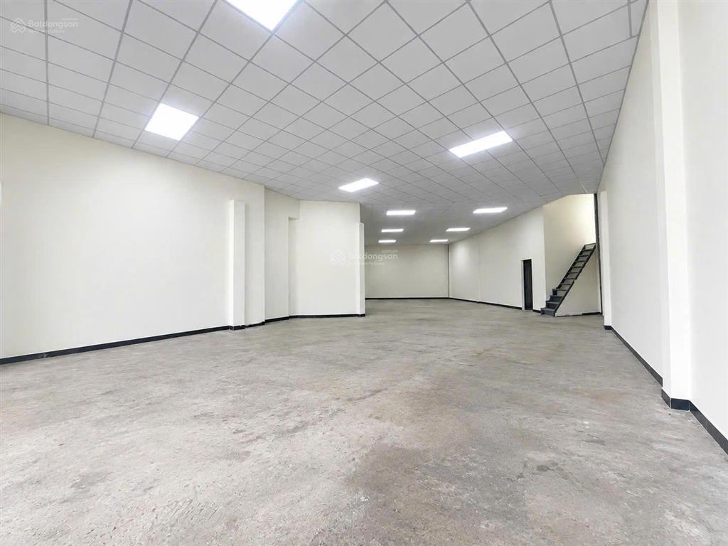 Cho thuê nhà mặt tiền 8m  300m2 tại kha vạn cân  sân trước 50m2
