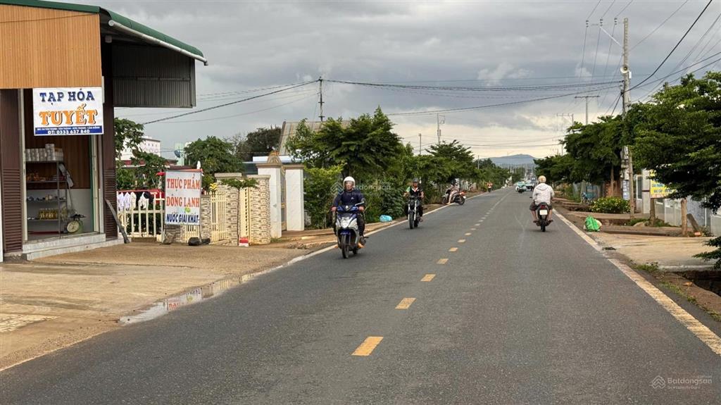 Bán 1600m2 mặt tiền đt 724, có 16x100m tc 150m2, kinh doanh buôn bán