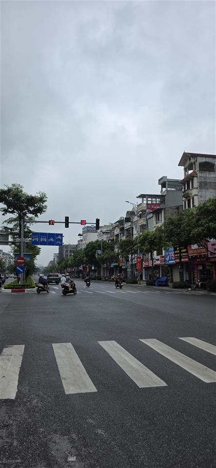 Cho thuê nhà mặt phố ngô gia tự, diện tích rộng, mặt tiền lớn, vị trí đẹp.