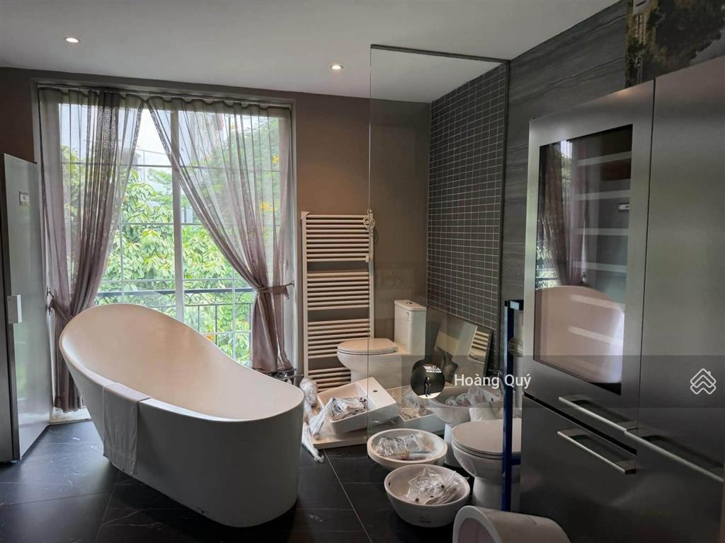 Biệt thự sân vườn licogi 13  khuất duy tiến 152.5m2* 5 tầng. vị trí đẹp 3 mặt thoáng giá chỉ 50 tỷ