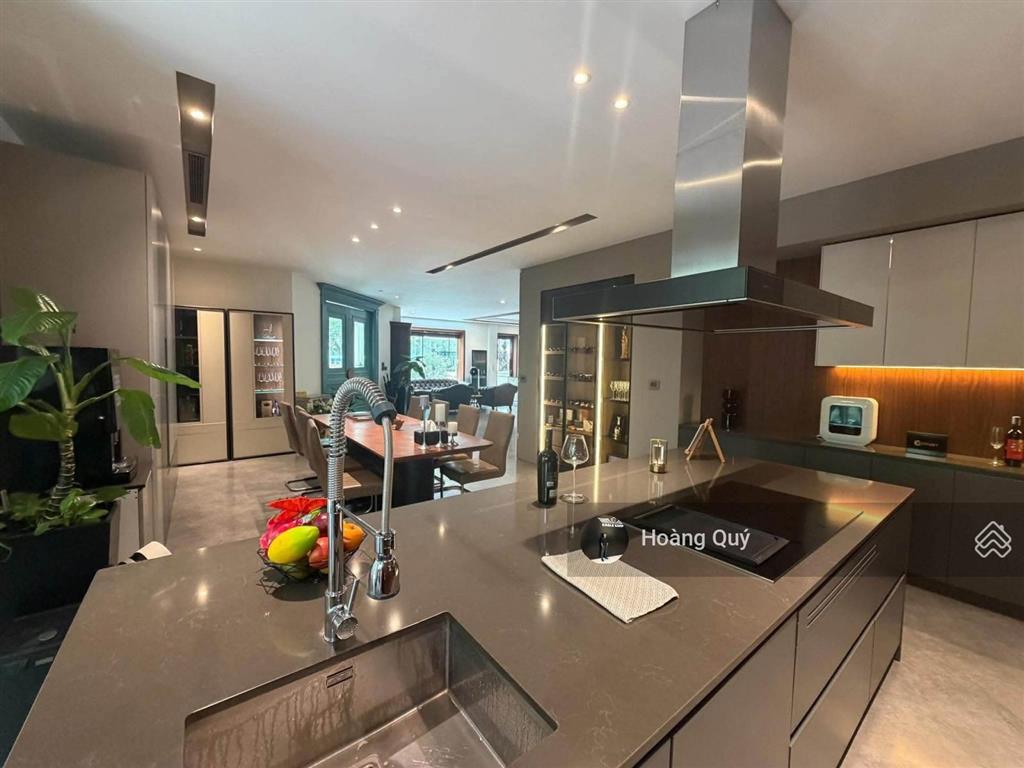 Biệt thự sân vườn licogi 13  khuất duy tiến 152.5m2* 5 tầng. vị trí đẹp 3 mặt thoáng giá chỉ 50 tỷ
