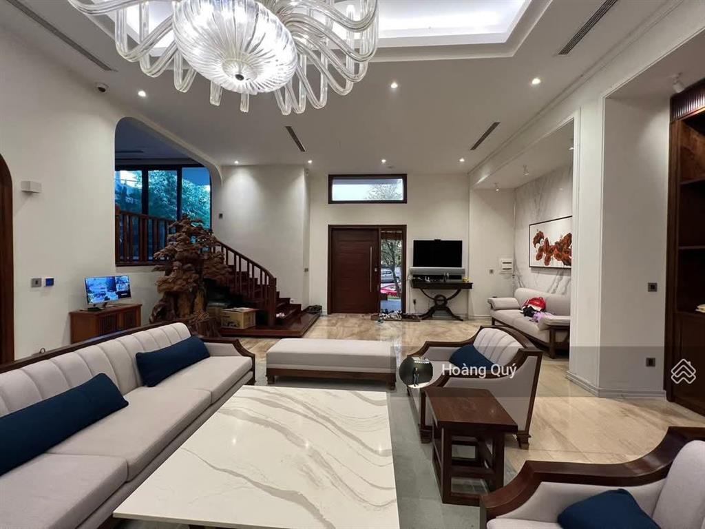 Bán nhà phố khúc thừa dụ  kđt dịch vọng 195m2* mặt tiền 12m. vị trí kinh doanh vỉa hè rộng 83 tỷ