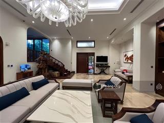 Bán nhà phố khúc thừa dụ  kđt dịch vọng 195m2* mặt tiền 12m. vị trí kinh doanh vỉa hè rộng 83 tỷ