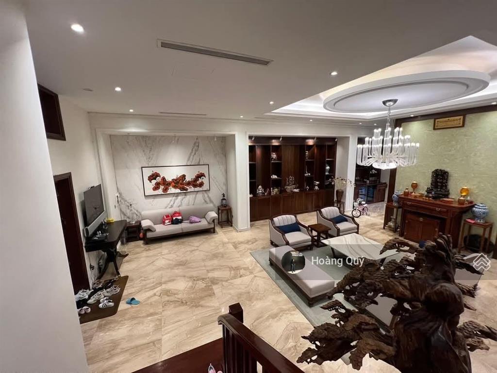 Bán nhà phố khúc thừa dụ  kđt dịch vọng 195m2* mặt tiền 12m. vị trí kinh doanh vỉa hè rộng 83 tỷ