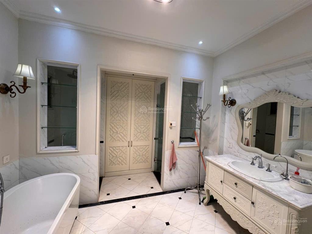 Bán gấp nhà phố trung kính  cầu giấy 68.5m2* 5 tầng. vỉa hè rộng vị trí kinh doanh giá 28 tỷ