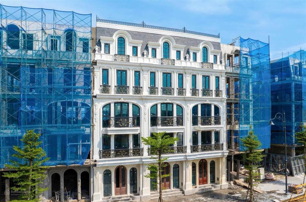 Sở hữu siêu phẩm góc 67m2 view trường, gần hồ, giá 18,8 tỷ. cách đường hoàng quốc việt kéo dài 100m