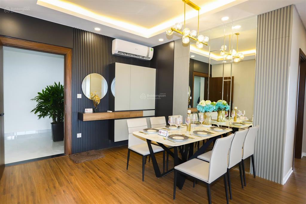 Bán gấp căn hộ 138m2 giá quá rẻ chỉ 57 triệu/m2, tầng trung, view bể bơi, full đồ, đã có sổ.