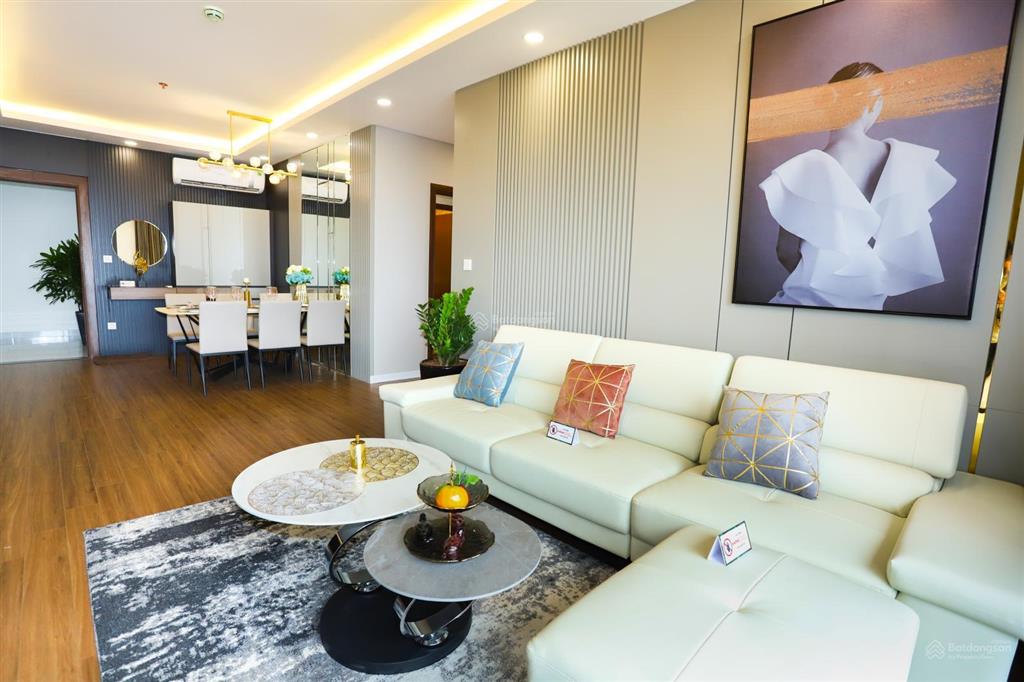 Bán gấp căn hộ 138m2 giá quá rẻ chỉ 57 triệu/m2, tầng trung, view bể bơi, full đồ, đã có sổ.