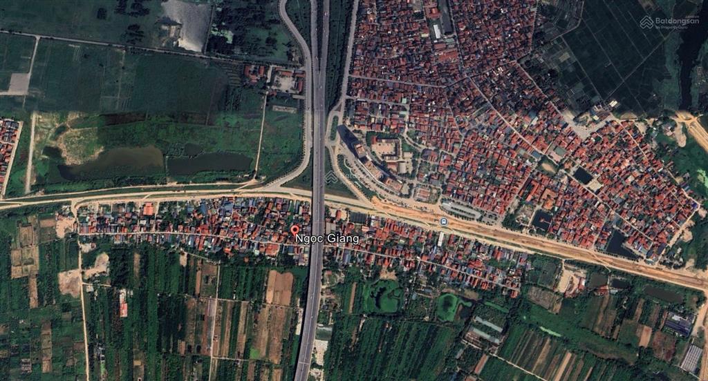 Cho thuê đất mặt đường giá rẻ bất ngờ chân cầu nhật tân