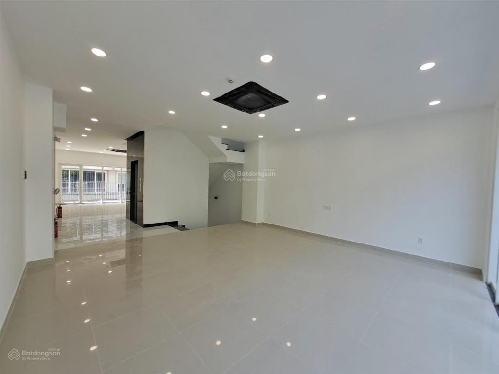 Cho thuê nguyên căn shophouse saritown chỉ 108 triệu