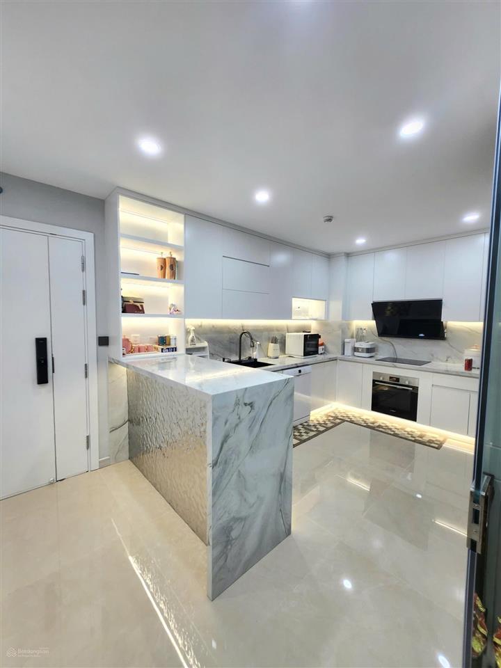 Cần bán căn hộ 3 phòng ngủ 168m2 tầng trung, giá 13,5 tỷ