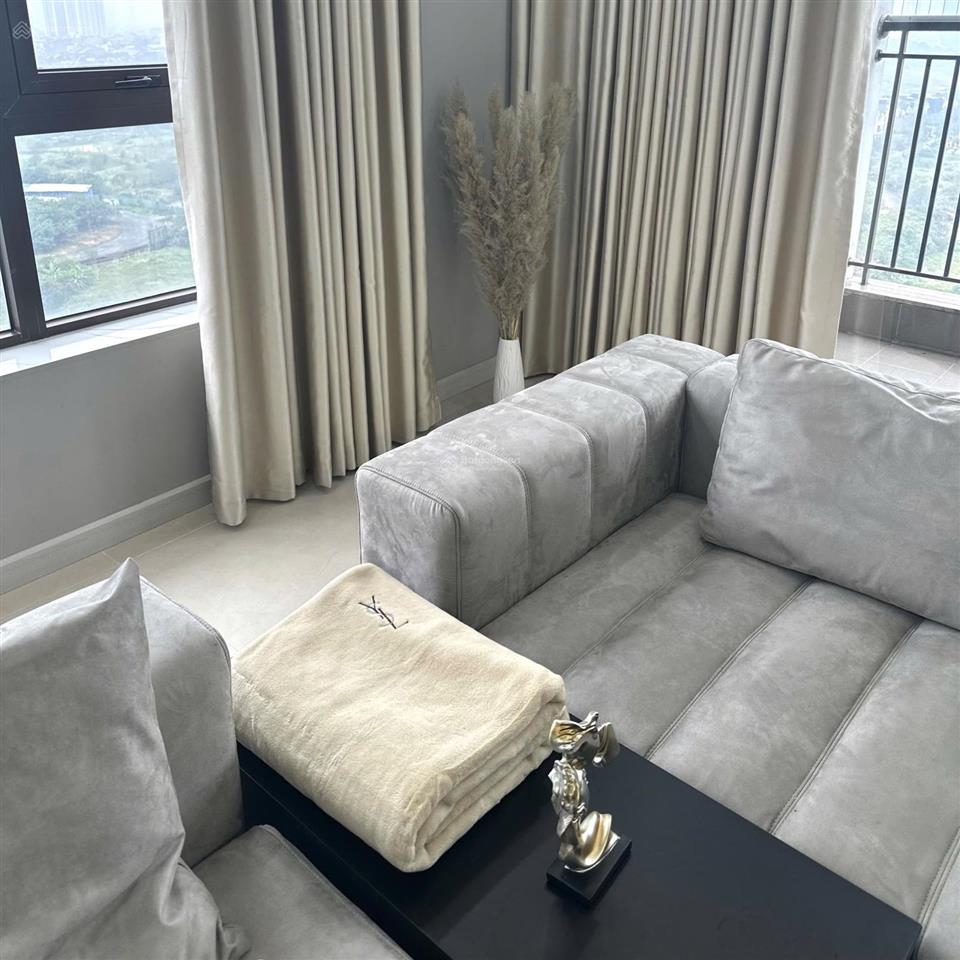 Cần bán căn hộ 3 phòng ngủ 168m2 tầng trung, giá 13,5 tỷ