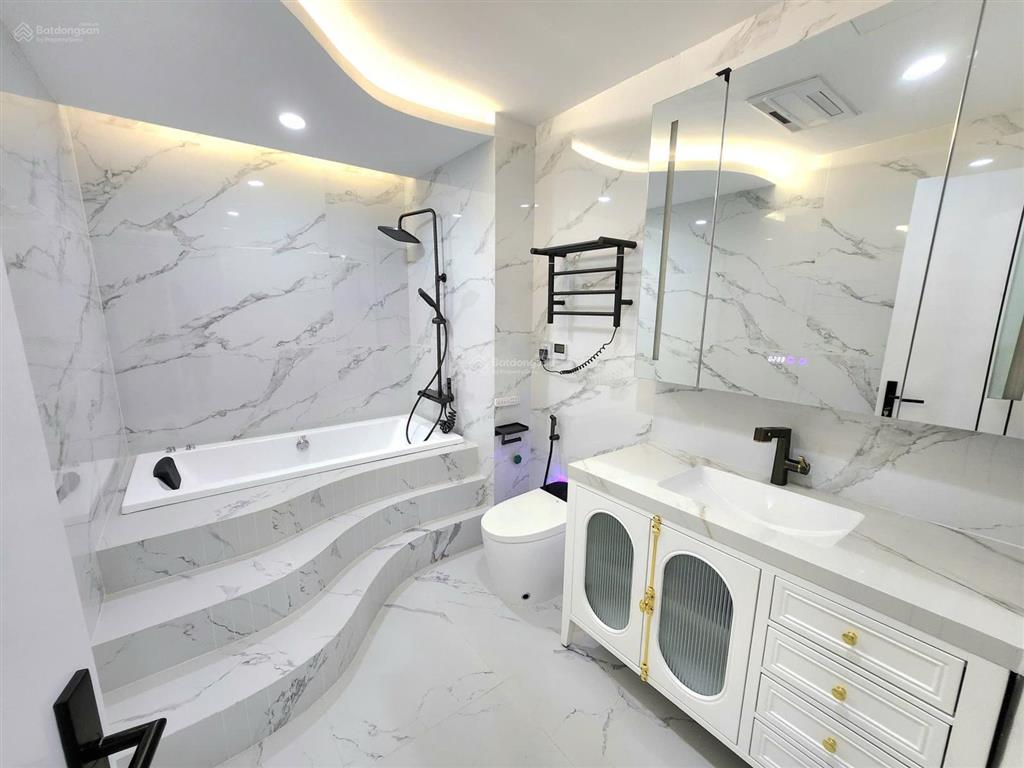 Cần bán căn hộ 3 phòng ngủ 168m2 tầng trung, giá 13,5 tỷ