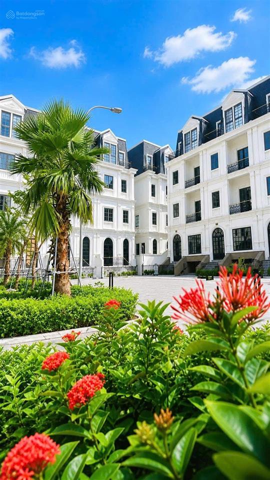 Bán căn mặt đường chính 17,5m giá thoả thuận và thiện chí bán.  0979 045 ***