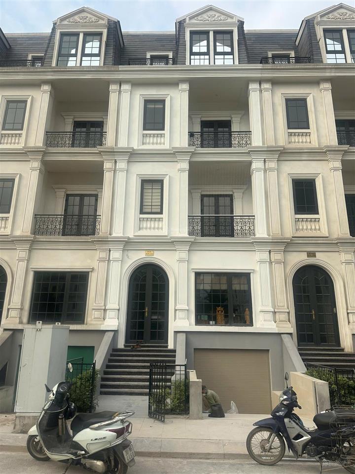 Bán căn mặt đường chính 17,5m giá thoả thuận và thiện chí bán.  0979 045 ***