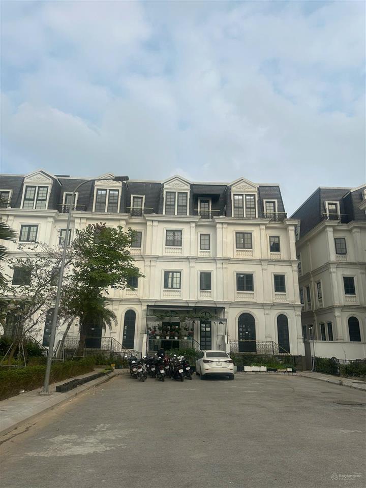 Bán căn mặt đường chính 17,5m giá thoả thuận và thiện chí bán.  0979 045 ***