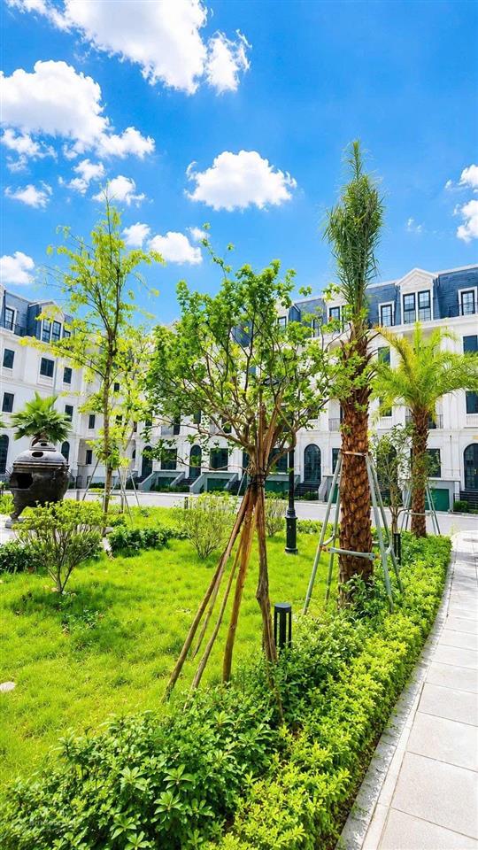Bán căn mặt đường chính 17,5m giá thoả thuận và thiện chí bán.  0979 045 ***