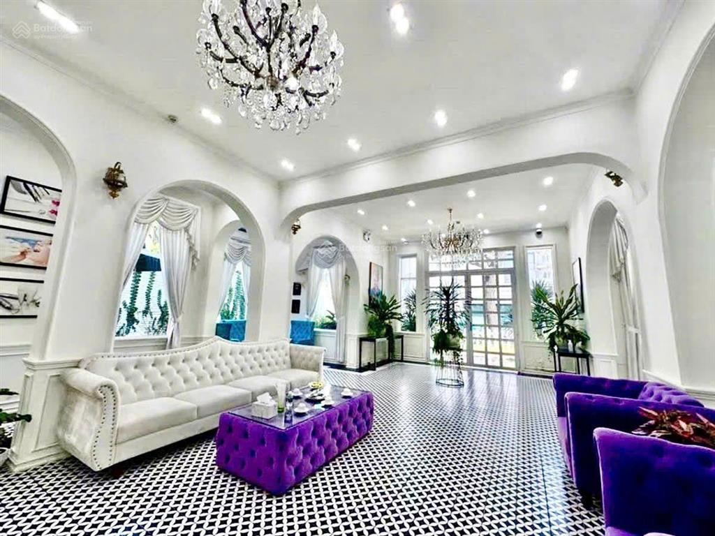 Cần cho thuê biệt thự sân vườn tại phạm ngọc thạch, quận 3  phù hợp mô hình f&b