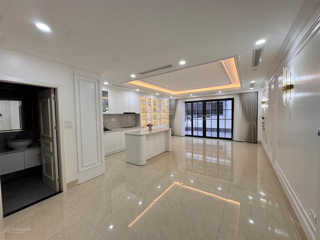 Bán nhanh nhà tam trinh, 80m² x 7 tầng, thang máy, mới keeng, full nội thất, gara, mặt ngõ thông.