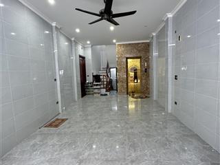 Nguyên căn mới keeng, phân lô hồng hà, 50m2  6 tầng thang máy, full đồ, ở ngay giá chỉ 25tr/tháng